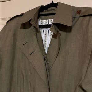 Apropos Rain Jacket Size 5, no waist tie.